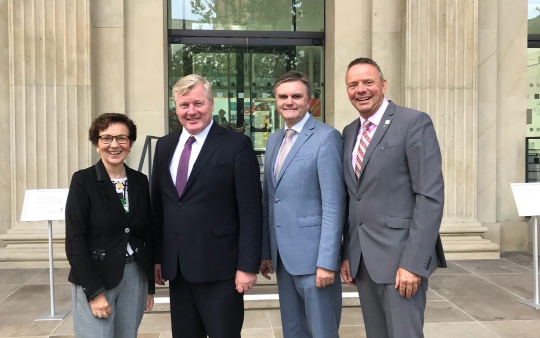 Landtagsabgeordnete im Gespräch mit Minister Dr. Althusmann