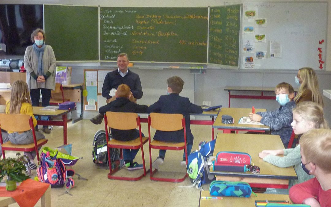Landtagsabgeordneter Matthias Goeken besucht Grundschule St. Walburga zum „Tag der freien Schulen“